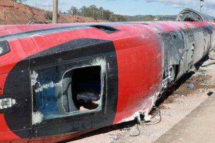 Revelan audios de las llamadas entre los trenes accidentados en España y el centro de mando