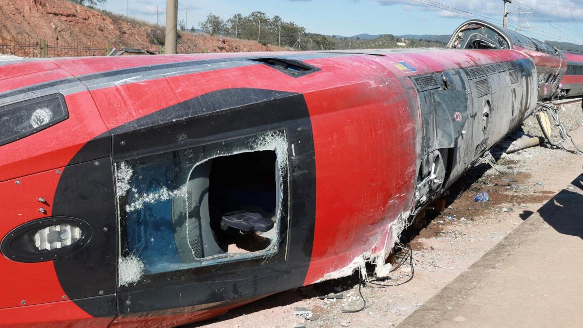 Revelan audios de las llamadas entre los trenes accidentados en España y el centro de mando