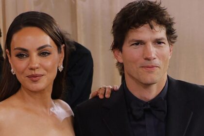 Ashton Kutcher aclaró el rumor de que él y su esposa Mila Kunis no se bañan