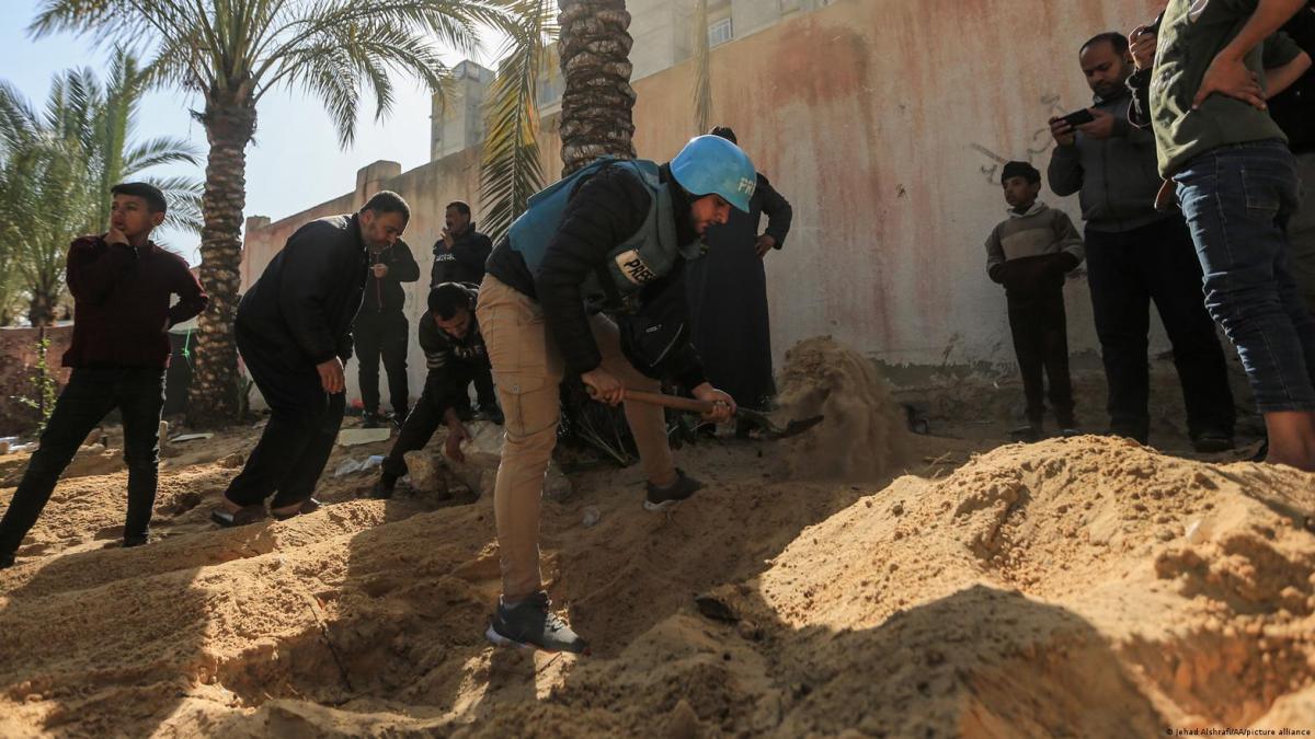 Israel registra cementerio de Gaza buscando restos de rehén