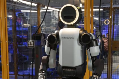 ¿Adiós al trabajo humano? Google y Boston Dynamics llevan la IA de Gemini a robots que trabajan en fábricas