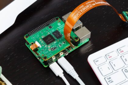 Ya puedes crear tu propio chatbot privado en local estilo ChatGPT, con el accesorio AI HAT+ 2 de Raspberry Pi 5