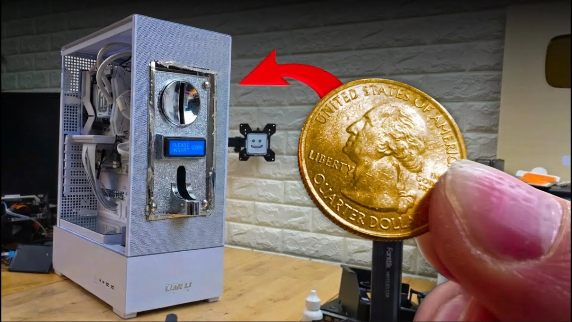 Para encender este PC tienes que echar una moneda, como en las viejas máquinas recreativas, y puedes hacerlo tú mismo