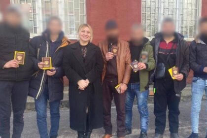 La mujer rusa que recluta “con engaños” a hombres extranjeros para luchar en el frente en Ucrania
