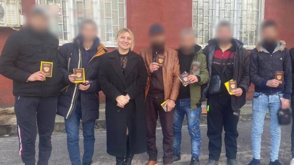 La mujer rusa que recluta “con engaños” a hombres extranjeros para luchar en el frente en Ucrania