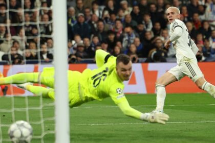 Golazo, lujo que levantó al público y ovación del Bernabéu: el gran partido de Mastantuono en el triunfo del Real Madrid