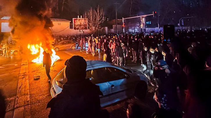 “Enemigos de Dios”: las protestas en Irán desafían las fuerzas de seguridad a pesar de reportes de cientos de muertos