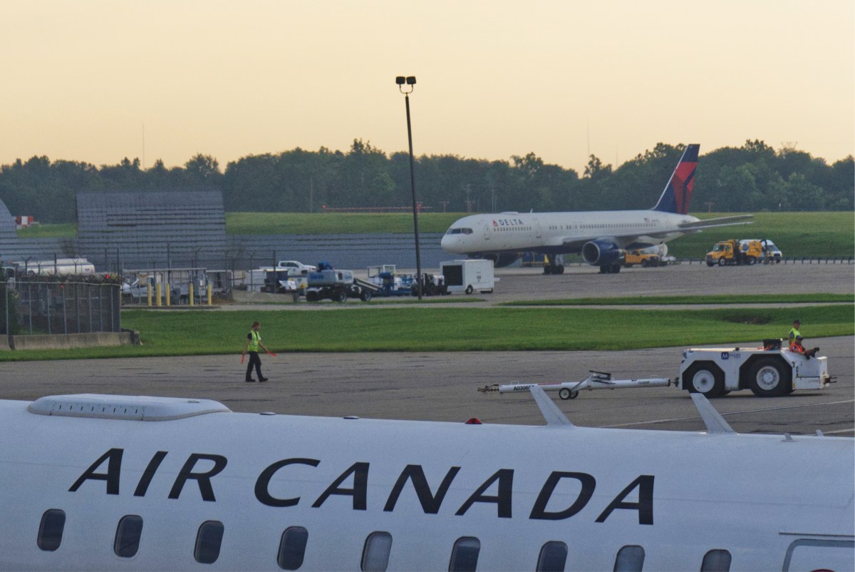 Pánico en pista: un empleado quedó atrapado en la bodega de un avión de Air Canada mientras rodaba para despegar