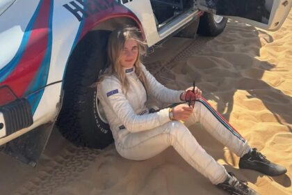 Hizo motocross, equitación y sorprendió ganando en el Dakar: quién es la joven piloto que compite junto a un bombero voluntario argentino