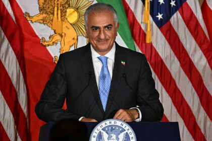 Quién es Reza Pahlavi, el príncipe heredero del sha de Persia que desde su exilio en EE.UU. animó a los iraníes a salir a las calles a protestar