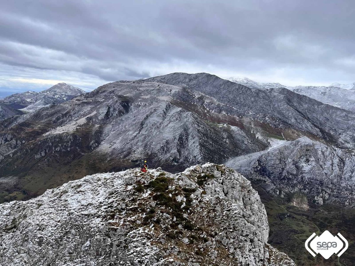 Rescatado ileso un montañero en la cima del Pico La Verde, Proaza, que no podía bajar por agotamiento