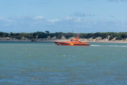Buscan a dos hombres desaparecidos en el mar en Chipiona (Cádiz) desde el martes