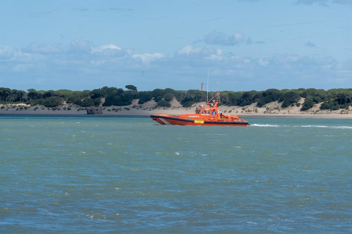 Buscan a dos hombres desaparecidos en el mar en Chipiona (Cádiz) desde el martes