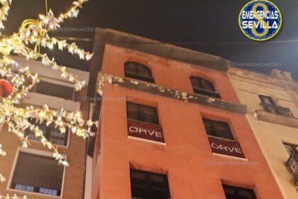 Se desprende una cornisa en la Avenida de la Constitución de Sevilla sin dejar heridos