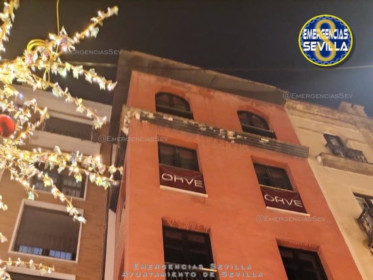 Se desprende una cornisa en la Avenida de la Constitución de Sevilla sin dejar heridos