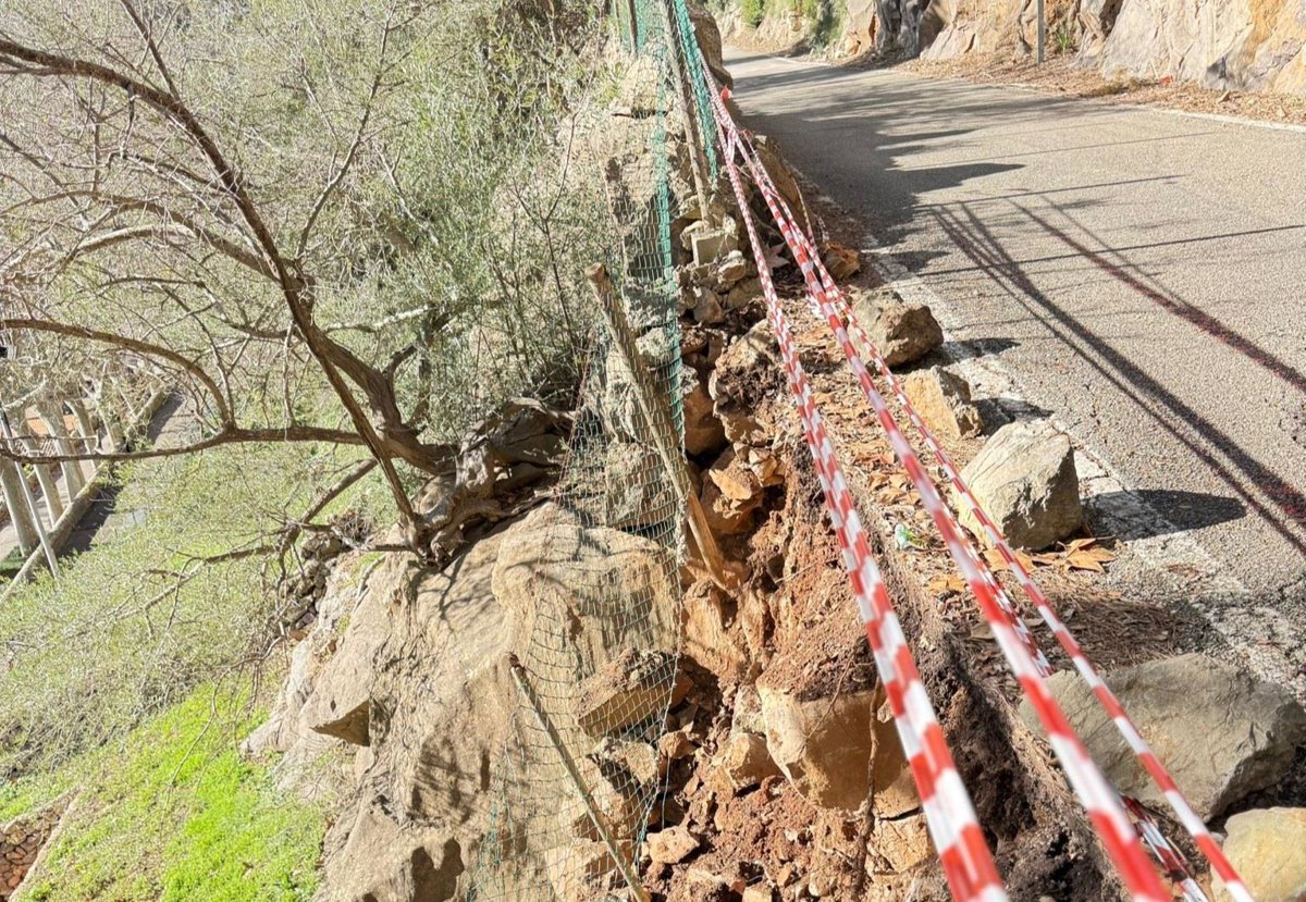 Prohibida la circulación de camiones en un tramo de la Ma-1101 a causa de un desprendimiento