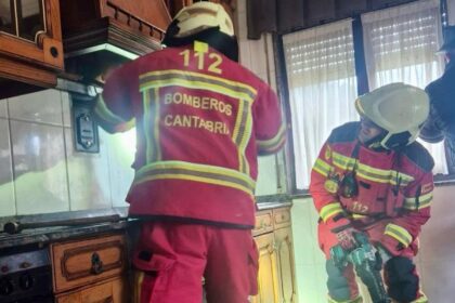 Bomberos sofocan un incendio en la campana de la cocina de una vivienda de Voto