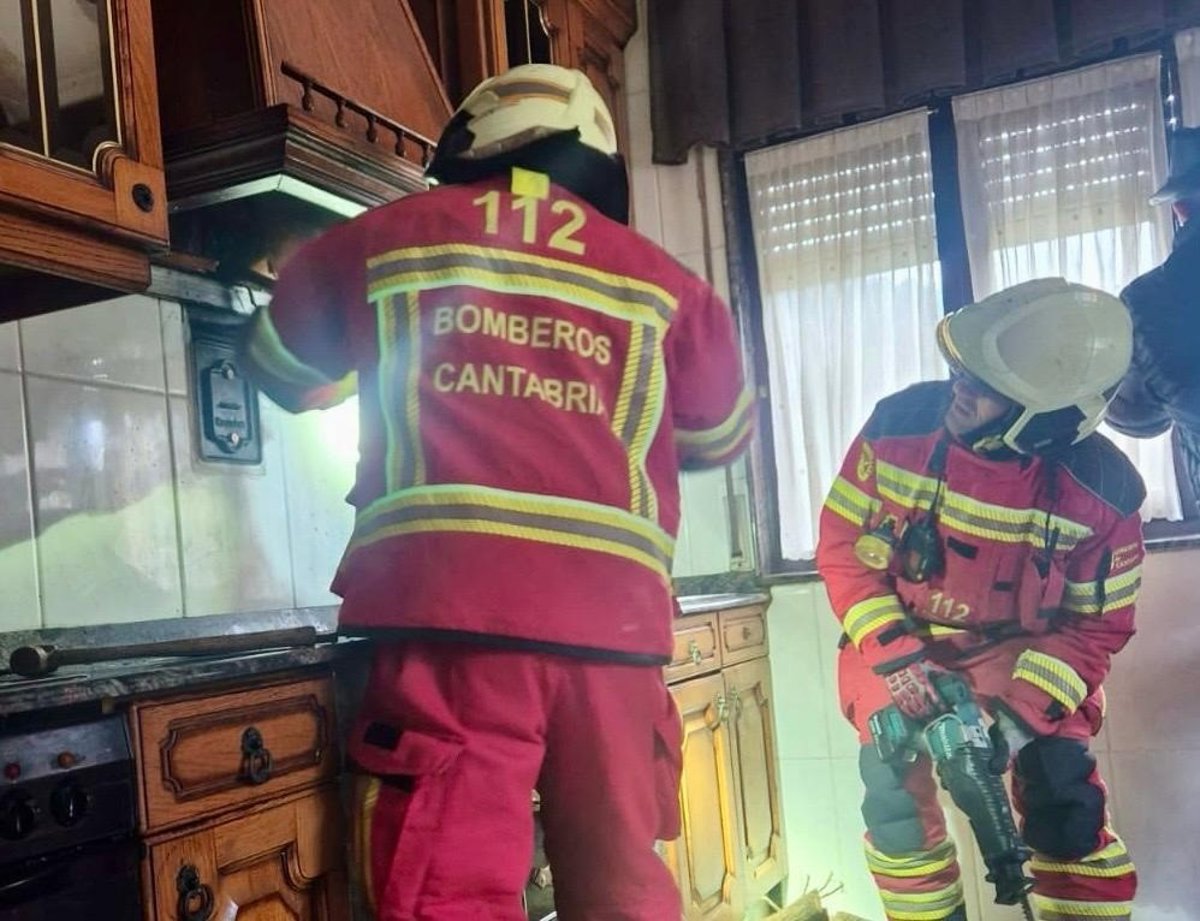 Bomberos sofocan un incendio en la campana de la cocina de una vivienda de Voto
