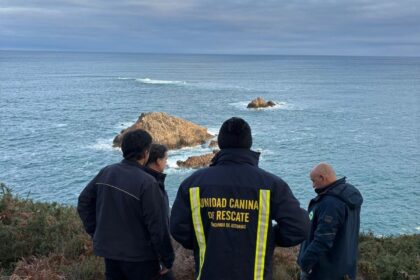 SEPA mantiene un retén nocturno y rastrea con drones al pescador desaparecido en Coaña