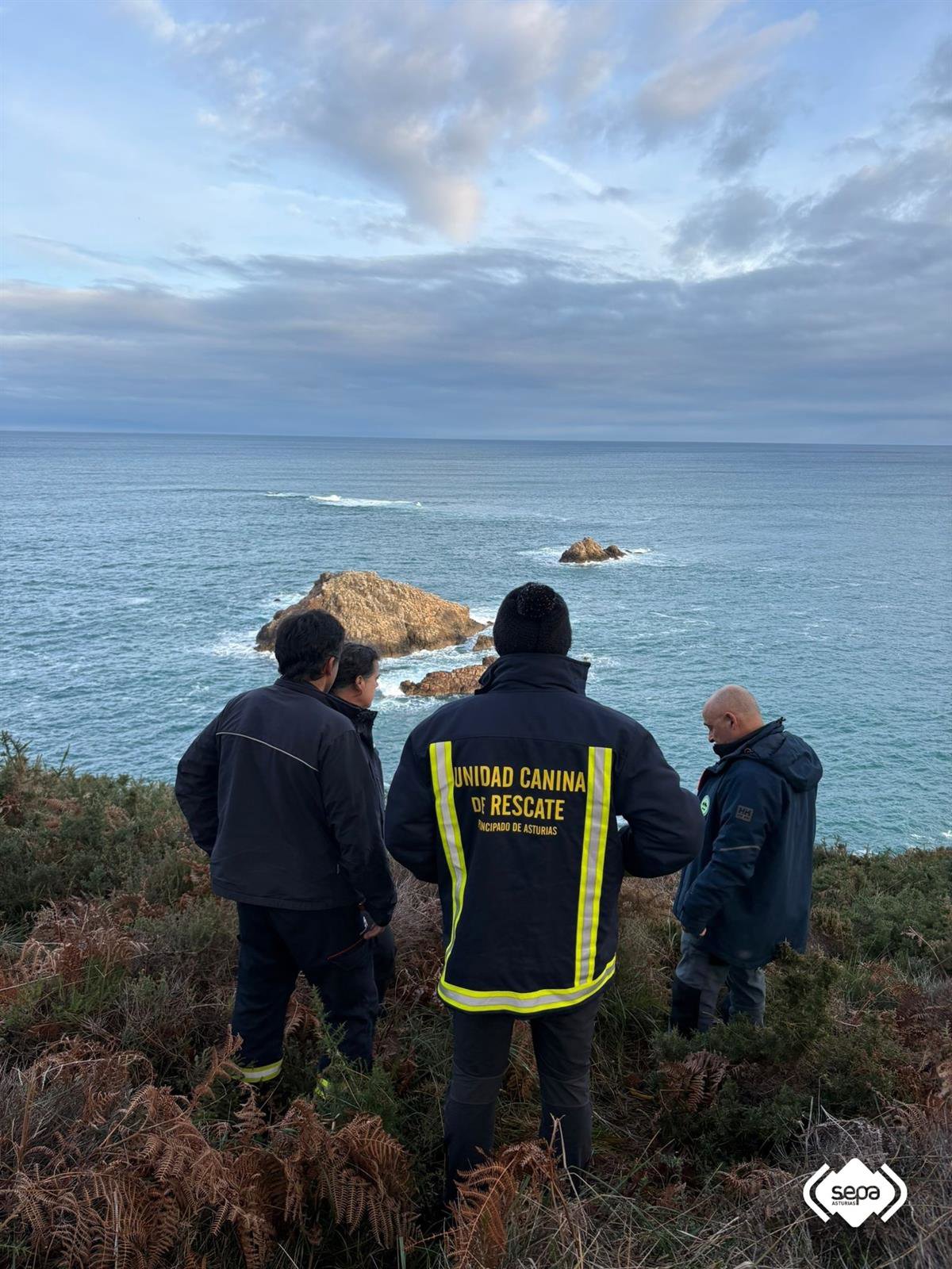 SEPA mantiene un retén nocturno y rastrea con drones al pescador desaparecido en Coaña