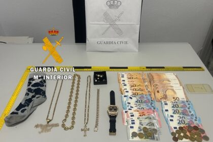 Tres detenidos por agresión y varios robos de joyas y dinero en Rincón de la Victoria (Málaga)