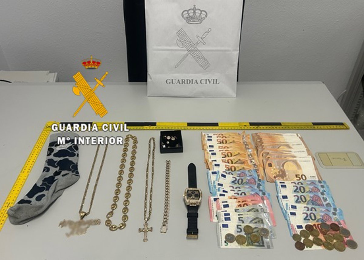 Tres detenidos por agresión y varios robos de joyas y dinero en Rincón de la Victoria (Málaga)