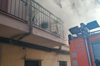Bomberos extinguen un incendio declarado en un dormitorio de una vivienda de Almàssera