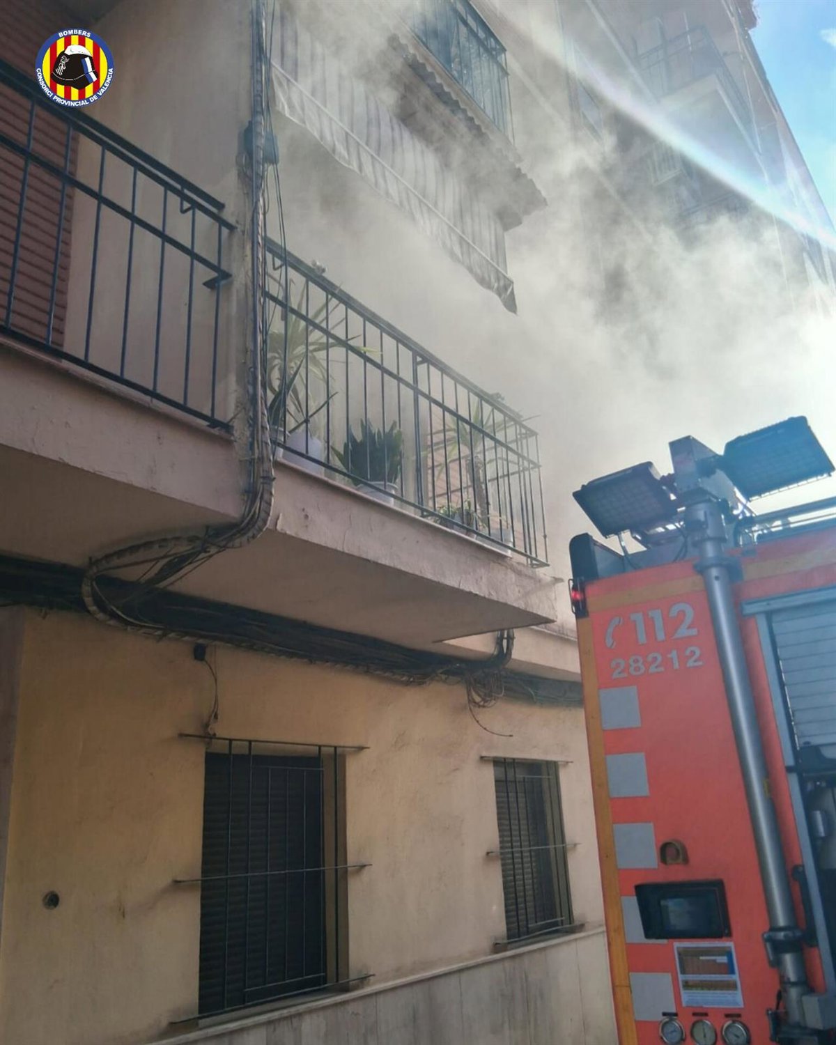 Bomberos extinguen un incendio declarado en un dormitorio de una vivienda de Almàssera