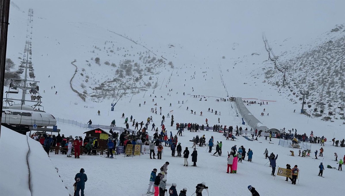 Las estaciones de San Isidro y Valle Laciana-Leitariegos reciben a más de 9.400 visitantes este fin de semana