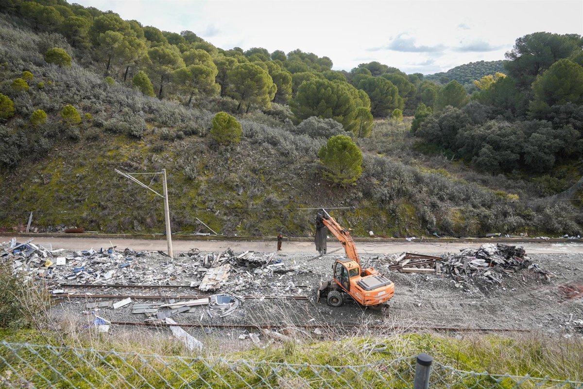 El Gobierno valora los trabajos en la zona cero del siniestro ferroviario de Adamuz con la limpieza del entorno de vías