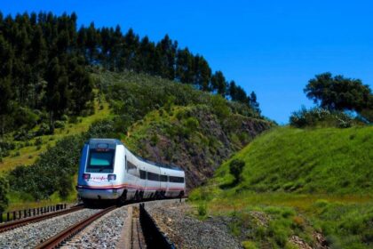 Un desprendimiento entre Jabugo y Valdelamusa (Huelva) interrumpe la vía férrea pero no hay trenes afectados