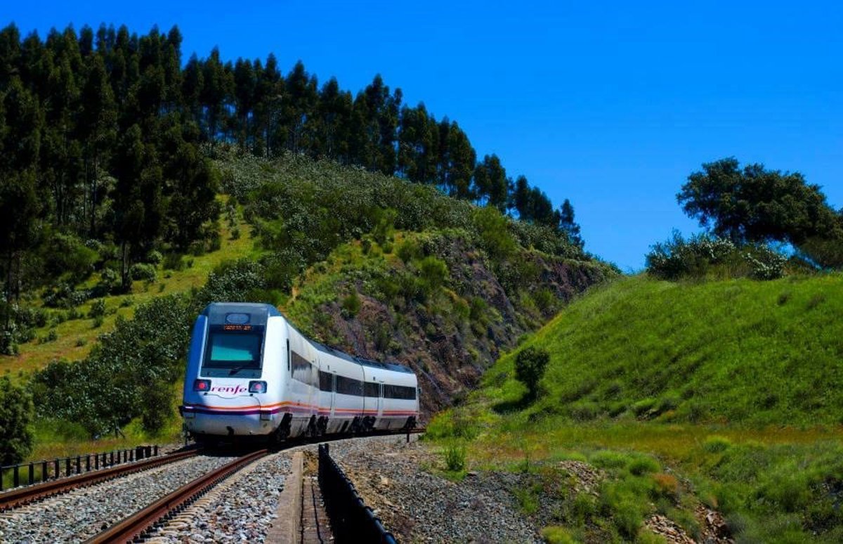 Un desprendimiento entre Jabugo y Valdelamusa (Huelva) interrumpe la vía férrea pero no hay trenes afectados