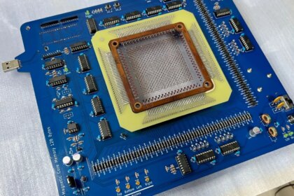 Crean el USB más extraño del mundo: 128 bytes, gigantesco y usa tecnología de los años 50