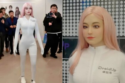 China presenta el primer robot biomimético del mundo que camina como un ser humano, sonríe y guiña el ojo