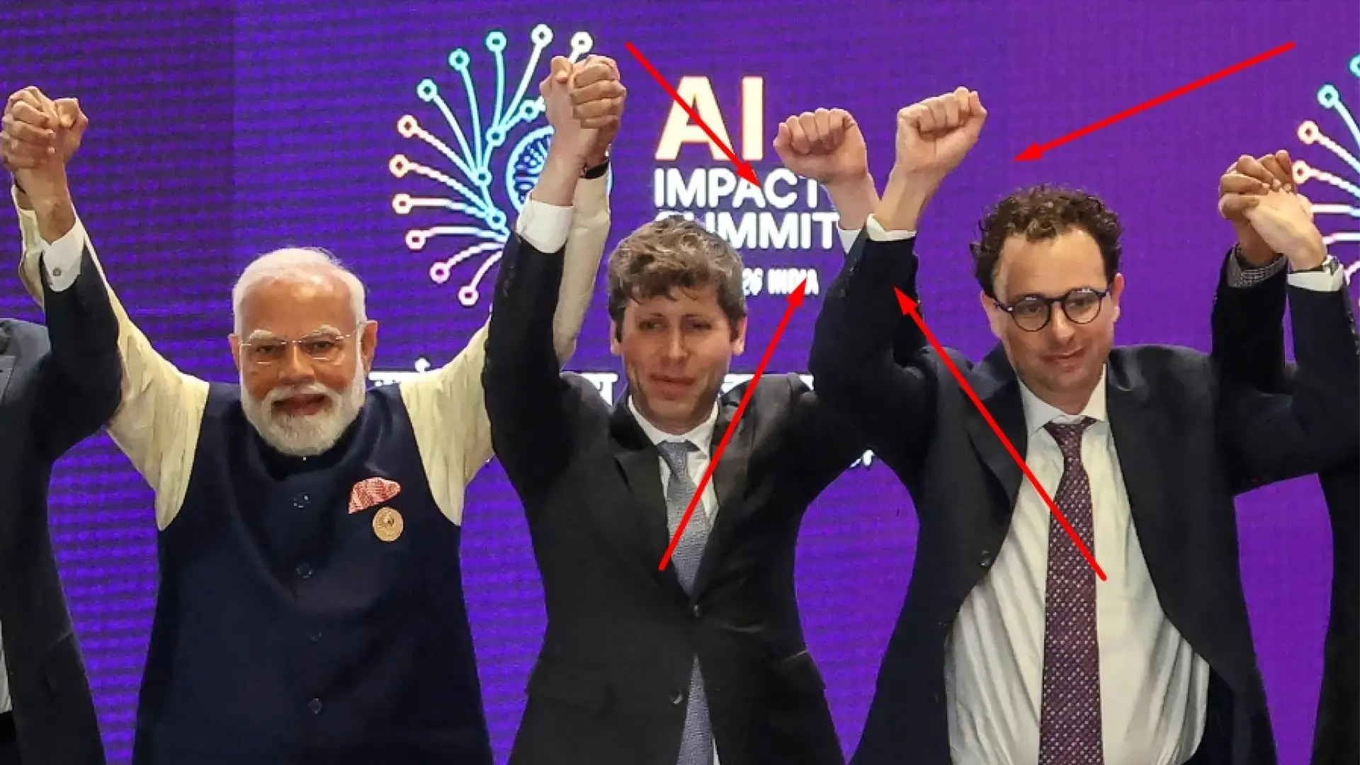 Sam Altman vs. Dario Amodei: qué se esconde tras la foto viral de la cumbre de IA que deja entrever una 'guerra fría' entre OpenAI y Anthropic