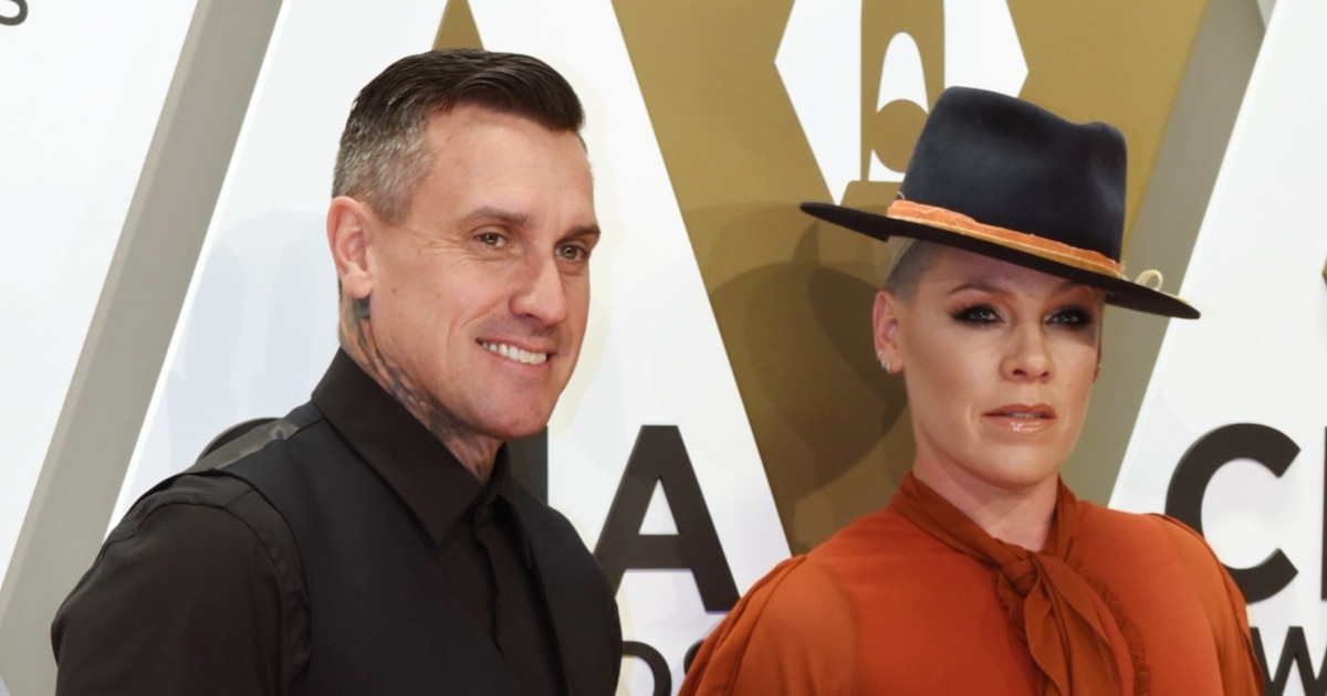 Pink hace frente a los rumores sobre su separación de Carey Hart tras 20 años de matrimonio