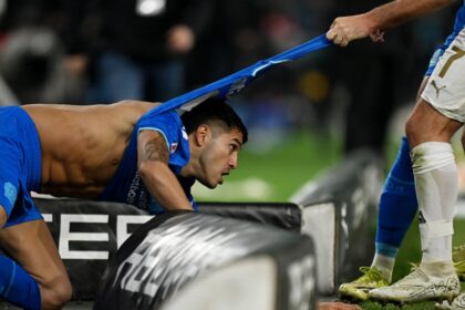 La violenta pelea que protagonizó un jugador de la selección argentina: su rival le rompió la remera y desató un escándalo