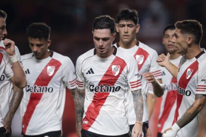 Nueva decepción del River de Gallardo: perdió 1-0 ante Argentinos en La Paternal
El sentido abrazo entre Enzo Pérez y Marcelo Gallardo antes del inicio de Argentinos-River