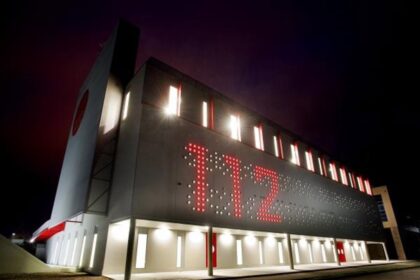 Trasladada una persona al caer con su coche por un terraplén en Oza-Cesuras y otra en Tui por una salida de vía