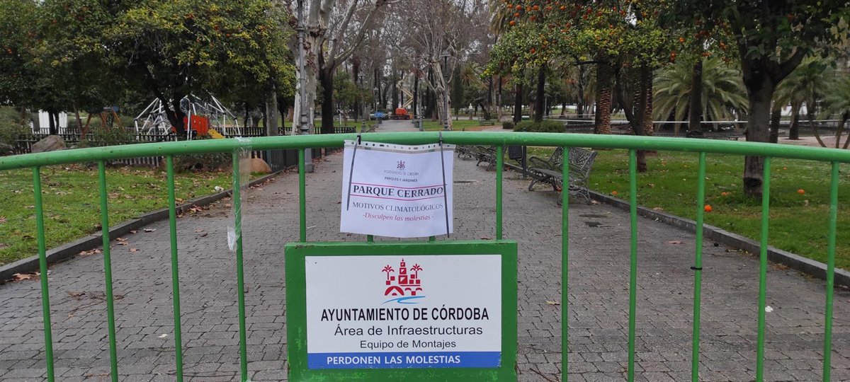 Los parques de Córdoba permanecen cerrados ante las previsión de fuertes rachas de viento y lluvias
