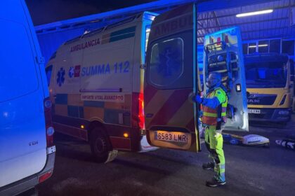 Un trabajador, en estado crítico tras caerle encima un coche desde el elevador de un taller mecánico en Leganés