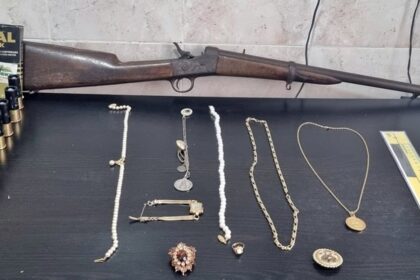 Detenidos tres varones, dos de ellos menores de edad, por robo de joyas y un arma en viviendas de Aceuchal