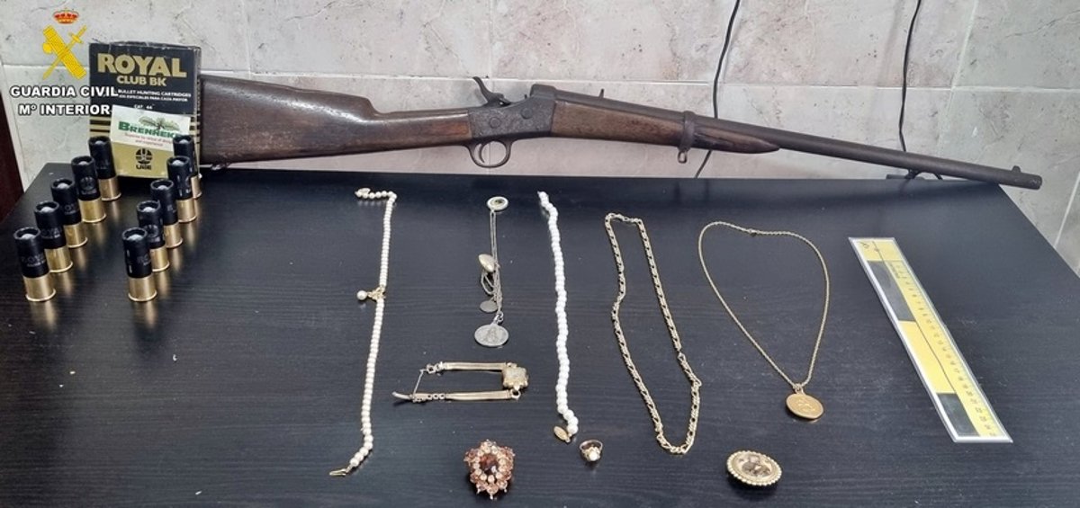 Detenidos tres varones, dos de ellos menores de edad, por robo de joyas y un arma en viviendas de Aceuchal