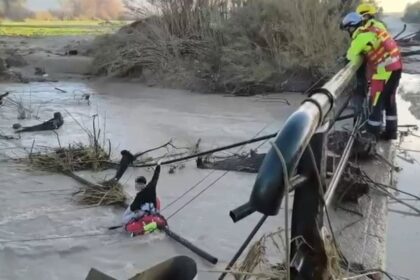 Rescatado un hombre atrapado en un vehículo caído al río Guadalbullón desde puente de A-6000 en la provincia de Jaén