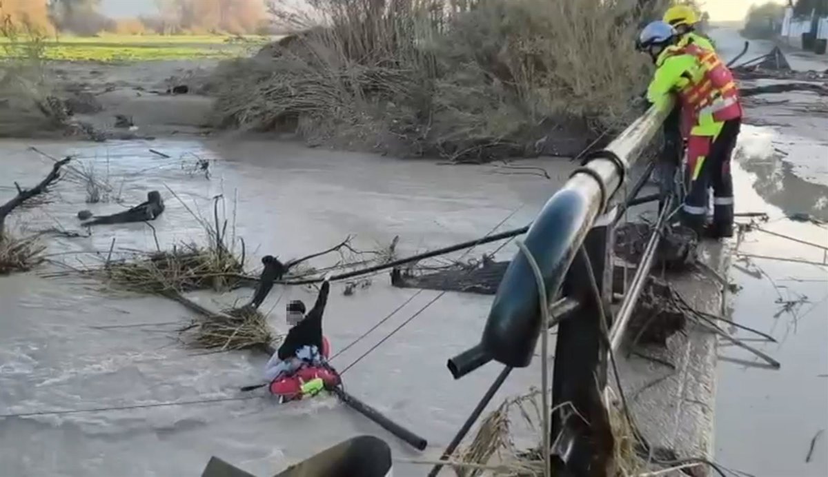 Rescatado un hombre atrapado en un vehículo caído al río Guadalbullón desde puente de A-6000 en la provincia de Jaén