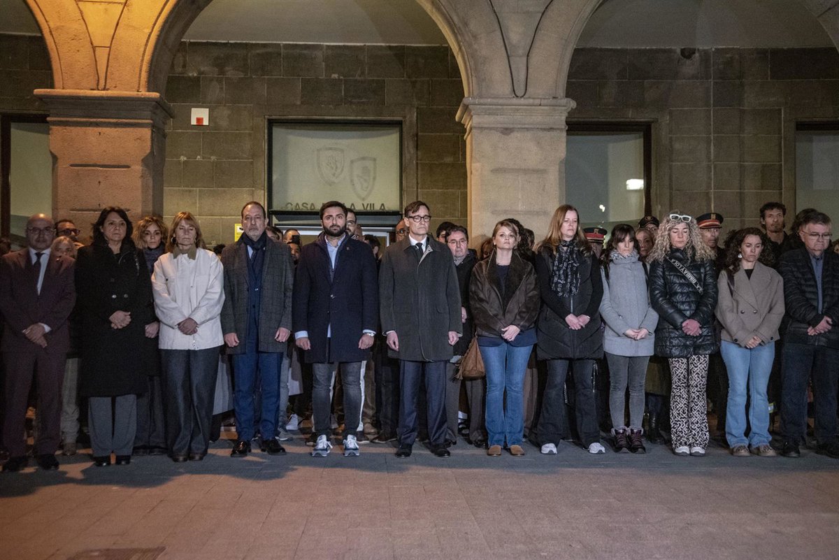 Illa, Espadaler y el alcalde de Manlleu (Barcelona) encabezan el minuto de silencio por el incendio