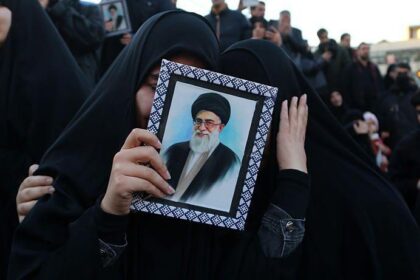 Cómo es el régimen teocrático de Irán y por qué sus estructuras de poder parecen seguir intactas