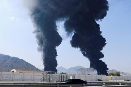 Irán golpea el aeropuerto de Dubái y un puerto petrolero clave de Emiratos Árabes Unidos