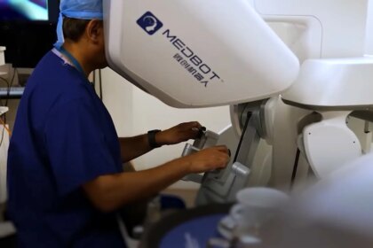Un cirujano opera de cáncer de próstata a un paciente usando un robot... a 2.400 Kilómetros de distancia