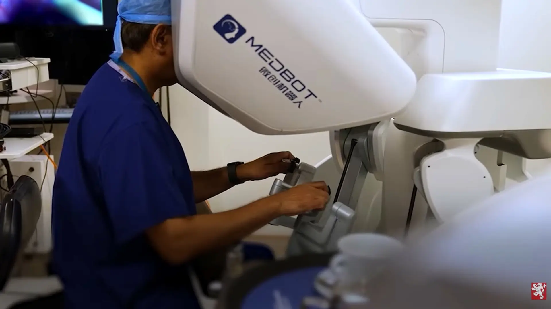 Un cirujano opera de cáncer de próstata a un paciente usando un robot... a 2.400 Kilómetros de distancia